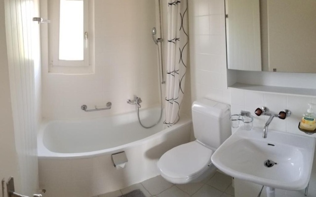 HSH Weber - 2 Bedroom Suite Apartment with Office, Salon and Kitchen in Bern by HSH Hotel Serviced Home – Bathroom – Bern