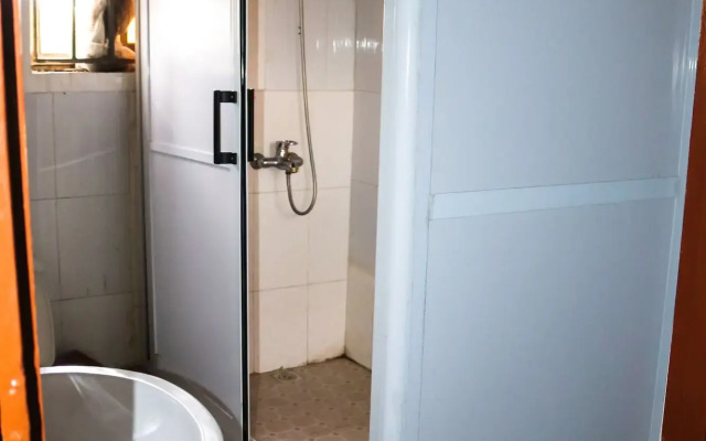 Vis-A-Vis Hotel