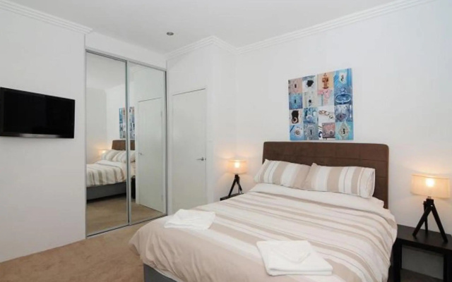 Sun Filled Balcony Just a 2 Minute Walk to the Beach – Guest Rooms – Huskisson