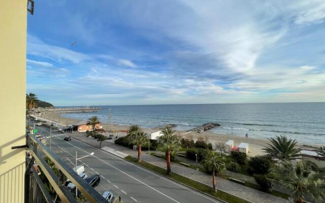 [Via XXV Aprile] 4 Locali - Di Fronte al Mare