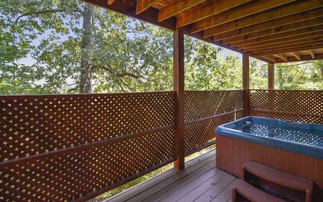Mountain Serenity 2 Bedroom Cabin by RedAwning