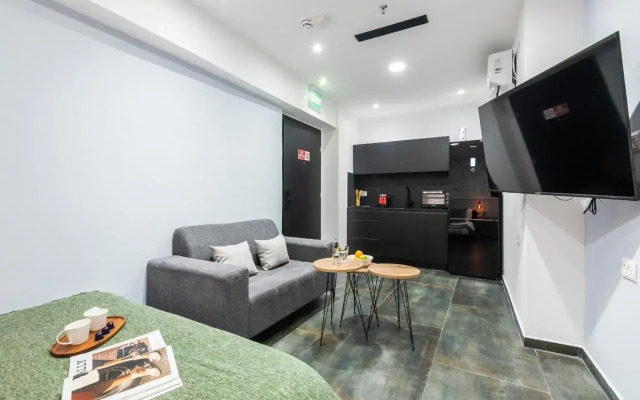 Cozy New Space City Center & steps from beach M7