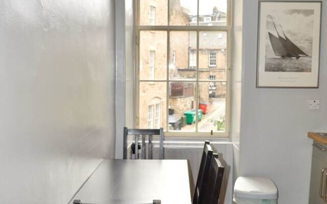 Charming Traditional 2 Bedroom Flat In Edinburgh New Town