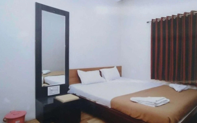 Rajhuns Deluxe Lodging