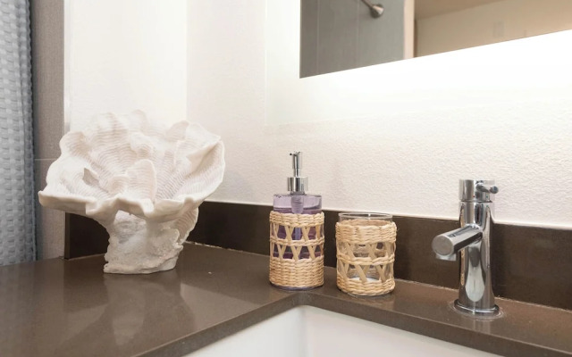 Hollywood Apartment Near Walk of Fame