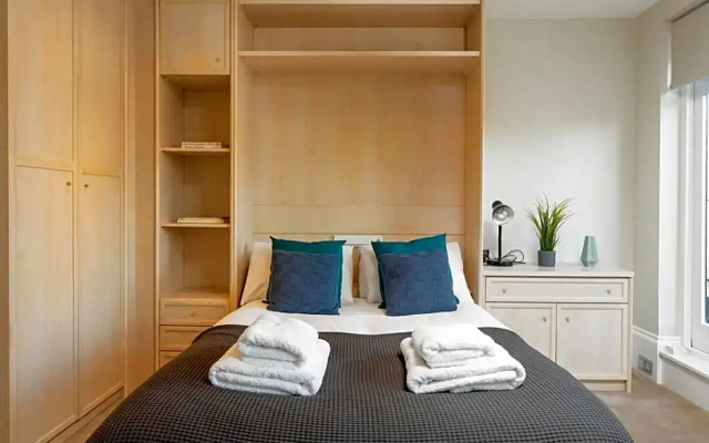 CAPITAL Sloane Street Studio with Balcony