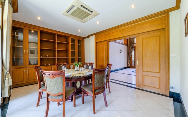 Luxury 6 Bed Mansion - CAS