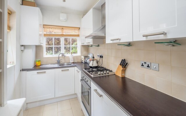 Charming 2BR Flat With Patio in Hammersmith
