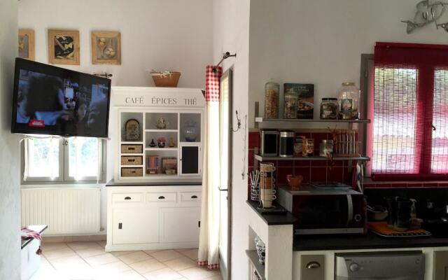 Villa With 4 Bedrooms in Althen-des-paluds, With Private Pool, Enclose