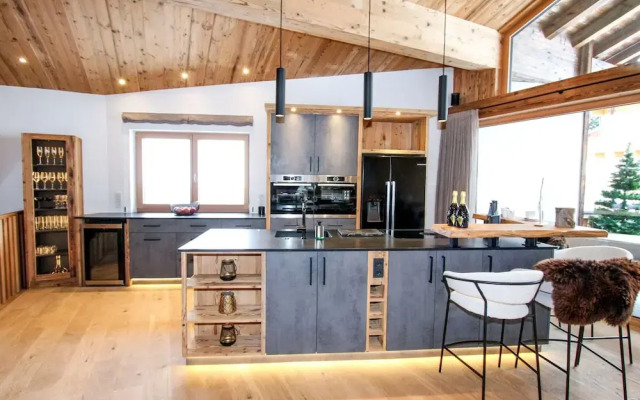 Luxury Chalet Pinzgauer Almhutte in Konigsleiten