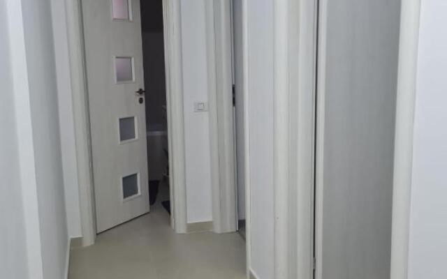 Deluxe 2 bedroom apartment with balcony and private parking