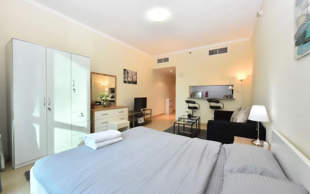 Silver - Modern Studio with lake view