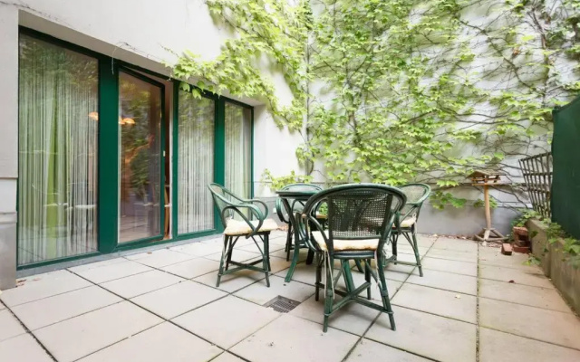 Relaxing Terrace Apartment in Lively Area