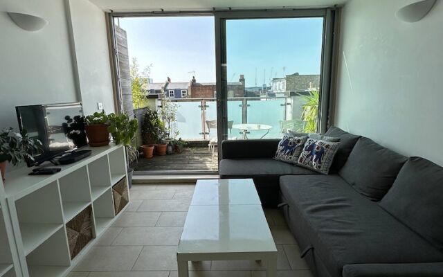 Bright And Airy Islington Apartment