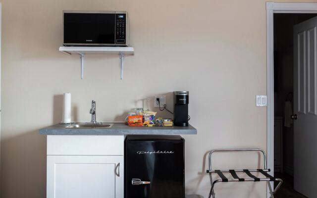 Loyalist Inn & Suites