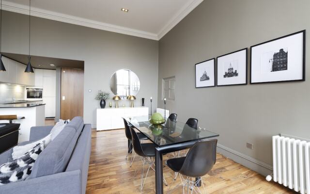 JOIVY Location, Location! North Bank Street Luxury Apt