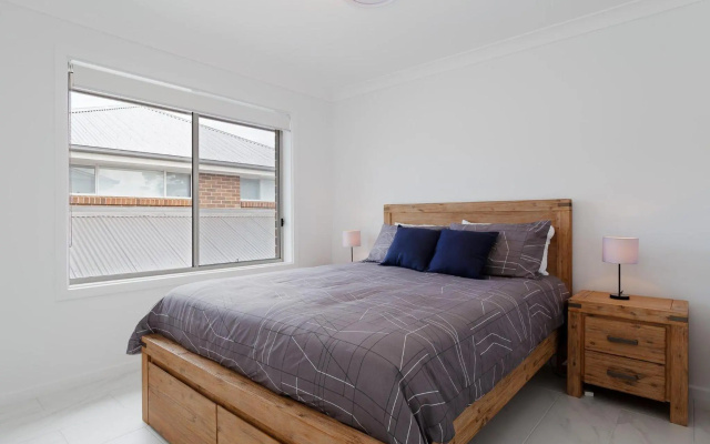 5B Bent Street - Large House With Ducted Air Con, Wifi And Foxtel – Guest Rooms – Fingal Bay
