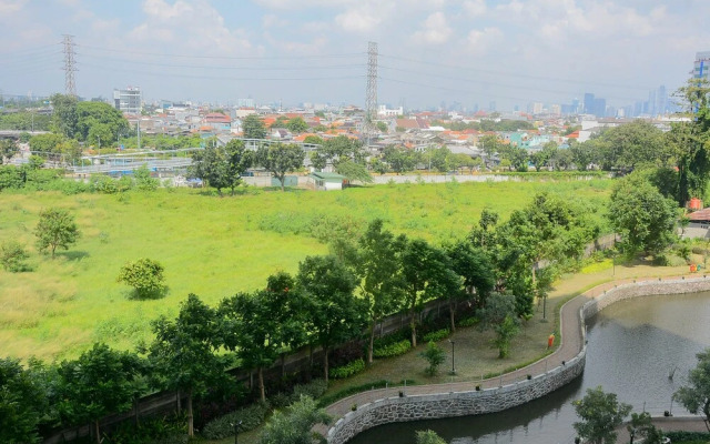 Functional Studio Green Pramuka Apartment near Shopping Center