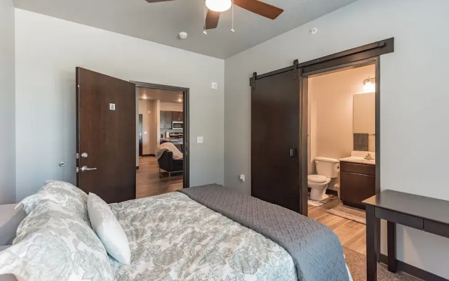 Spacious 2BR Suite W/patio Near Iowa State