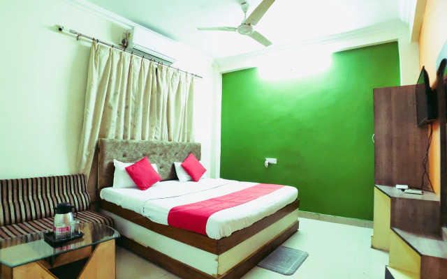 Hotel 4 Seasons by OYO Rooms