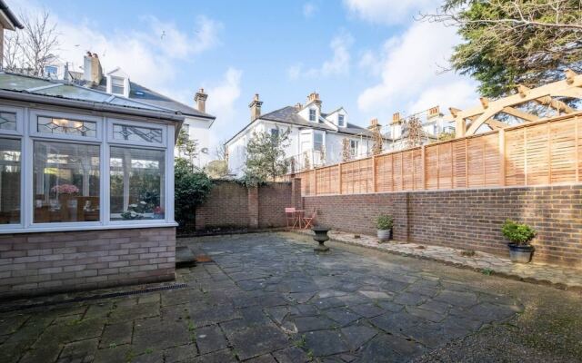 House With Sauna, hot Tub, gym & Parking