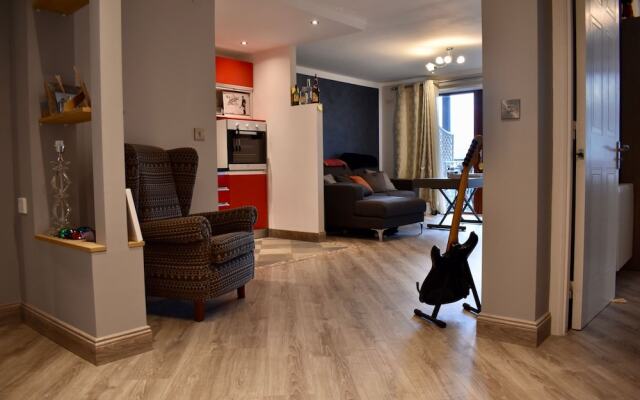 Artistic 1 Bedroom Apartment With Balcony Ifsc