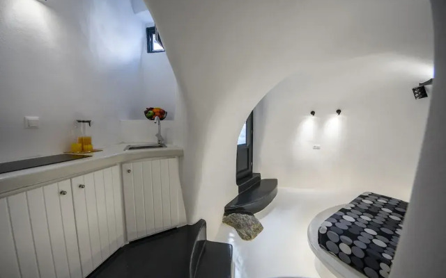 The Luna Cavern 2 with Hot Tub White