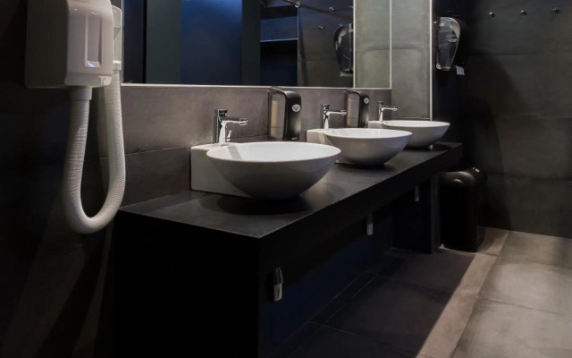 Airhostel Barcelona Airport 24h