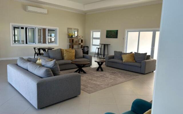 Seamist villa @Oceanpointe Lucea comfy 2BR w/pool gym & parking