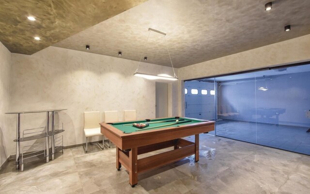 Beautiful Home in Stobrec With Jacuzzi, Wifi and 8 Bedrooms