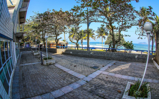 Pé na areia do Guarujá - Praia do Tombo (5-E)
