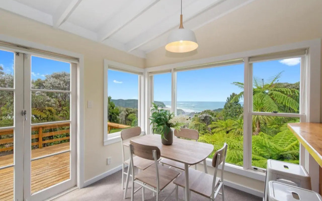 Piha - City Escape, Piha Holiday Home