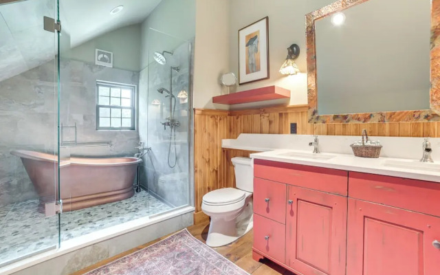 Peaceful Farmhouse w/ Fire Pit: Near Town & Lake!