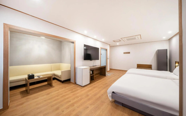 The 7 Business Hotel