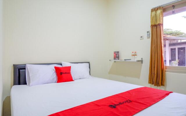 RedDoorz near GOR Satria 3