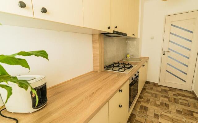 Tania Grand Apart