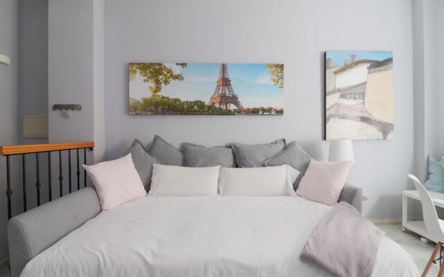 Bright And Quiet Apartment By Town