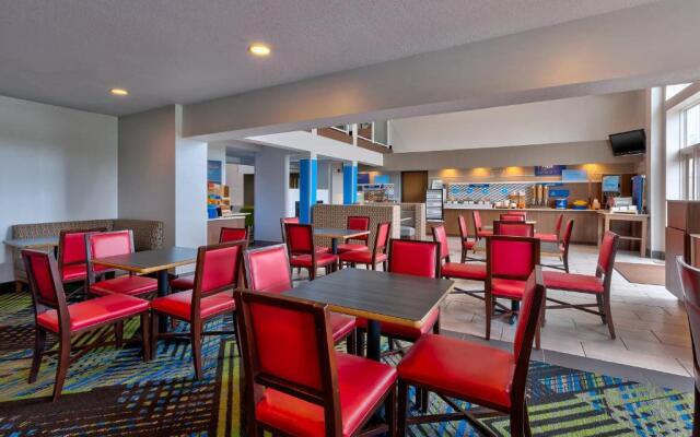 Holiday Inn Express & Suites Petoskey by IHG