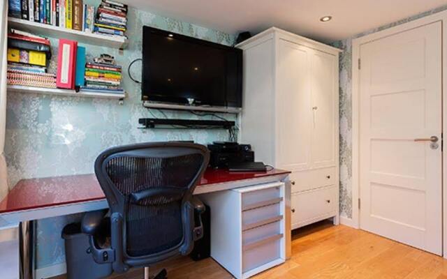 Veeve  House with Garden Meadvale Road Ealing