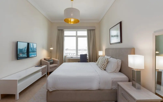 Palm Living 2BR Maid w Pool Beach Access