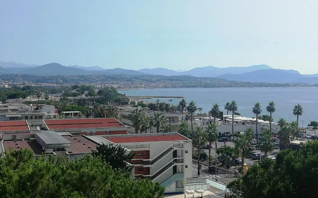 Côte d'Azur joli studio 50m plage, climatisation , parking.