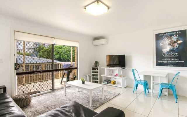 Contemporary 2 Bedroom Beachfront Apartment