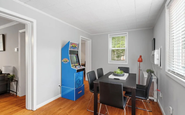 Charming Townhouse Retreat by Cozysuites