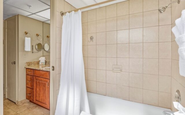 Kaanapali Shores Studio 642 Studio Bedroom Condo by RedAwning