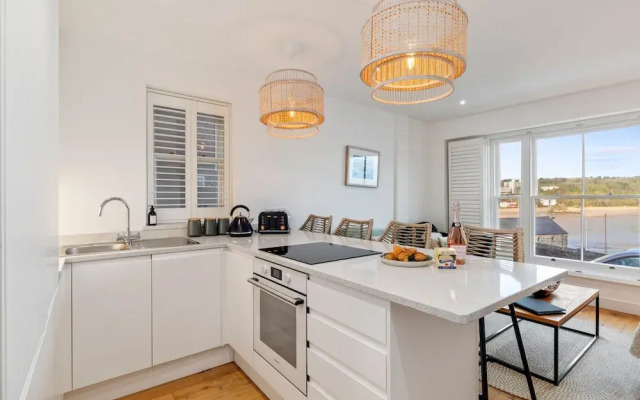 Midnight - Sea Views Town Centre