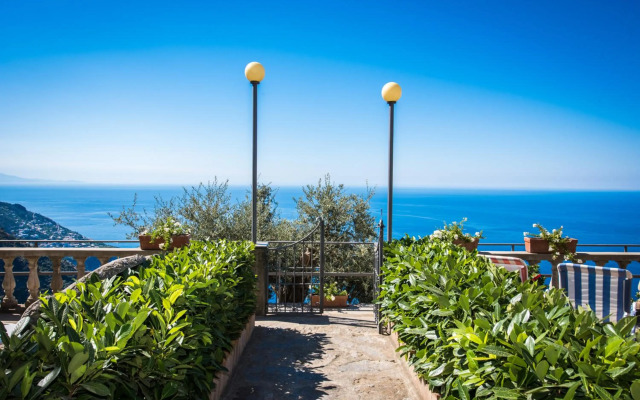 Villa Savina - Elegant Family Villa Overlooks Amalfi Coast -