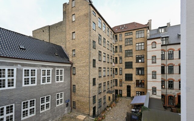 Beautiful 1 Bedroom Apartment In The Building From 1734 In Heart Of Copenhagen