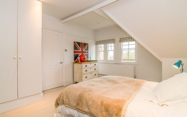 4 Bedroom Canalside Family Home in Oxford