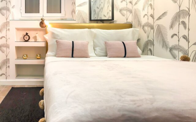 Lis002 · Snuggle up in the Metallic Bed at a Snug, Chic Studio