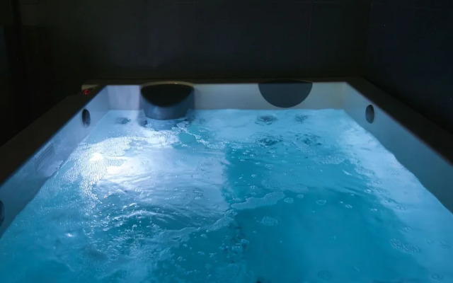 Suite with Sauna & Jacuzzi in Kamppi